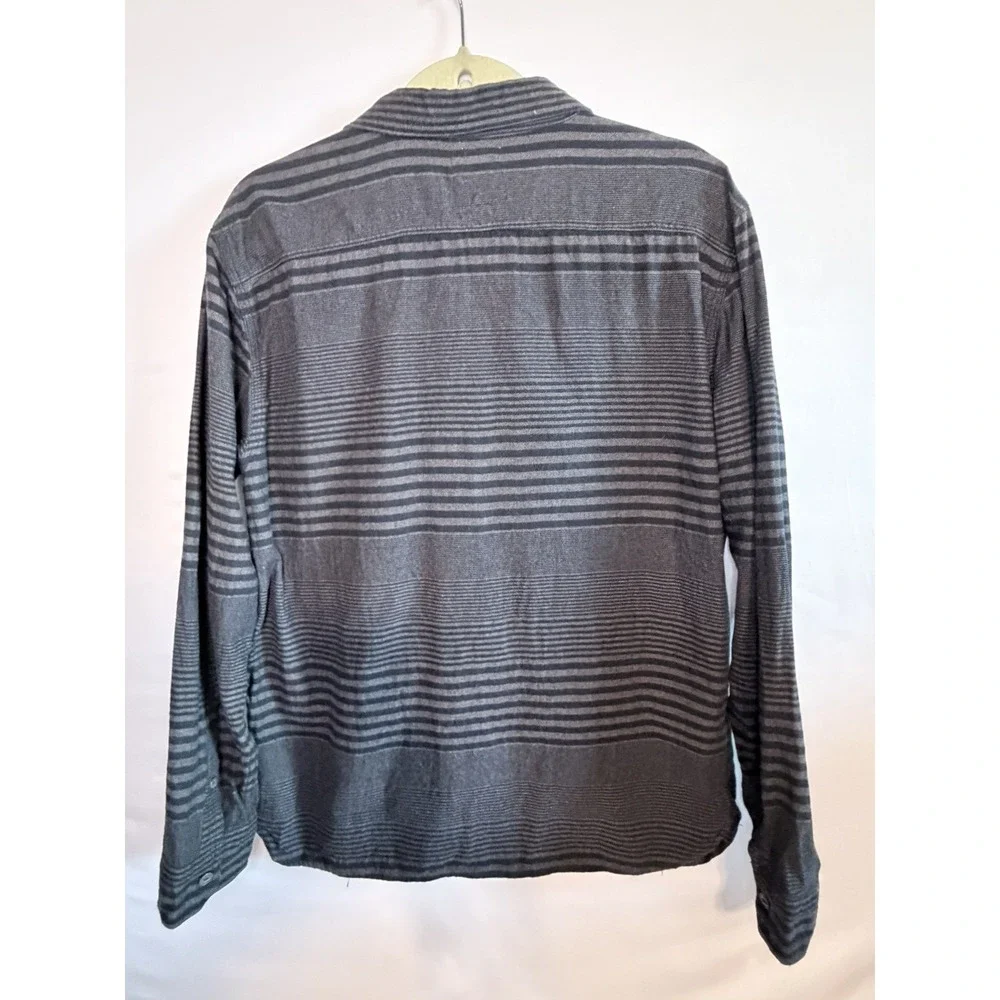 Levis Mens Large Gray Button Up Shirt Striped Casual Travel Regular Fit